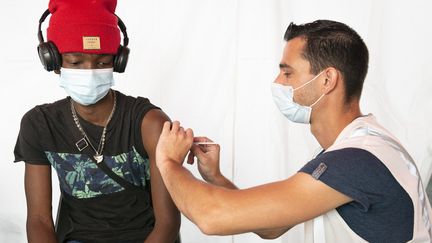 Un adolescent se fait vacciner à Poitiers (Vienne), le 3 septembre 2021. (JEAN-FRANCOIS FORT / HANS LUCAS / AFP)