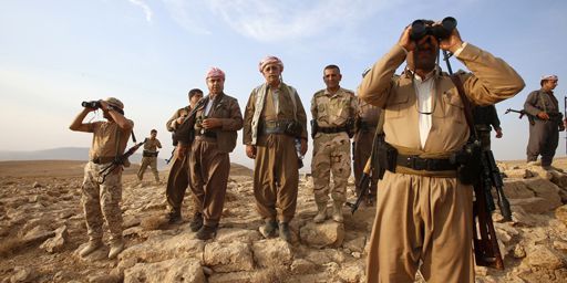 Des combattants kurdes (peshmergas) en train de monter la garde près de la ville de Makhmur, capitale du Kurdistan irakien, le 18 août 2014. (Reuters - Youssef Boudlal)