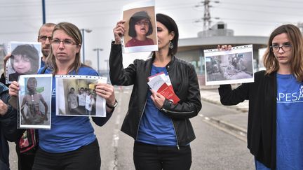Les assocations de défense des familles victimes de la Dépakine devant l'usine Sanofi à Mourenx (Pyrénées-Atlantiques) le 16 octobre 2018. (QUENTIN TOP / HANS LUCAS / AFP)
