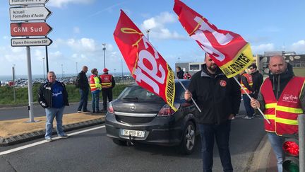 Les agents EDF réclament une augmentation des salaires. Un piquet de grève a été installé à l'entrée de la centrale nucléaire de Flamanville (Manche), jeudi 6 octobre 2022. (JULIETTE VOISIN / MAXPPP)