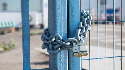 Un cadenas et une chaîne sur une grille. (SIDNEY LEA LE BOUR / HANS LUCAS)