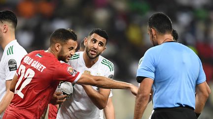 Trop nerveux, Riyad Mahrez et les Algériens ont concédé une défaite préocuppante contre la Guinée Equatoriale dimanche. (CHARLY TRIBALLEAU / AFP)