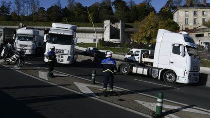 Des policiers encadrent une opération escargot&nbsp;menée par des forains sur l'A13, le 6 novembre à Saint-Cloud (Hauts-de-Seine). (PHILIPPE LOPEZ / AFP)