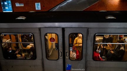 Une rame de métro à Bruxelles, en Belgique, le 30 octobre 2020. (MARTIN BERTRAND / HANS LUCAS / AFP)