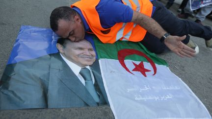 Un supporter d'Abdelaziz Bouteflika embrassant le pr&eacute;sident alg&eacute;rien, r&eacute;&eacute;lu avec 81,53% des voix, vendredi 18 avril &agrave; Alger (Alg&eacute;rie). (PATRICK BAZ / AFP)