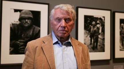 Le photographe britannique Don McCullin pose devant ses photographies, lors d'une rétrospective sur son oeuvre au Tate Britain de Londres. 
 (Daniel LEAL-OLIVAS / AFP)