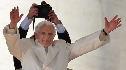 Devant la basilique, il est apparu vo&ucirc;t&eacute; et fr&ecirc;le, mais souriant et &eacute;mu. (GABRIEL BOUYS / AFP)