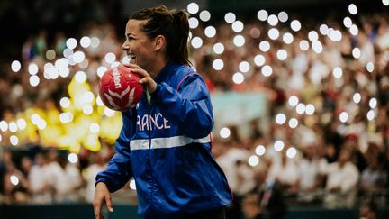 Cléopatre Darleux annonce son arrivée à Metz pour la prochaine saison, trois ans après une commotion cérébrale qui l'a éloignée des terrains. La gardienne emblématique du handball exprime sa joie de reprendre sa carrière et sa détermination à relever de nouveaux défis avec le club messin.