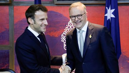 Le président français Emmanuel Macron&nbsp;avec le Premier ministre australien Anthony Albanese, au sommet du G20 à Bali, en Indonésie, le 16 novembre 2022.&nbsp; (LUDOVIC MARIN / AFP)