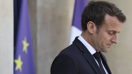 Emmanuel Macron, sur le perron du palais de l'Elysée, le 3 mai 2019. (LUDOVIC MARIN / AFP)