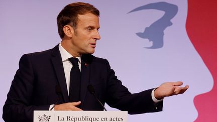 Emmanuel Macron, le 2 octobre 2020, aux Mureaux dans les Yvelines au moment de présenter les grandes lignes du projet de loi contre les séparatismes.&nbsp; (LUDOVIC MARIN / POOL/MAXPPP)