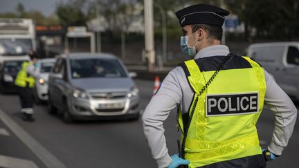 Lors d'un contrôle de police sur le périphérique parisien, le 11 avril 2020 (photo d'illustration). (THOMAS SAMSON / AFP)