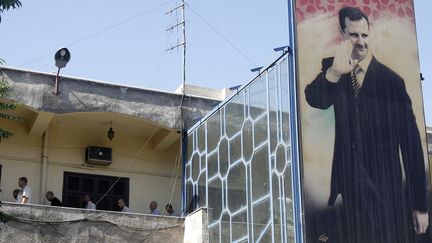 Des d&eacute;tenus dans un b&acirc;timent de la police &agrave; Damas (Syrie), le 11 juillet 2012. (KHALED AL HARIRI / REUTERS)