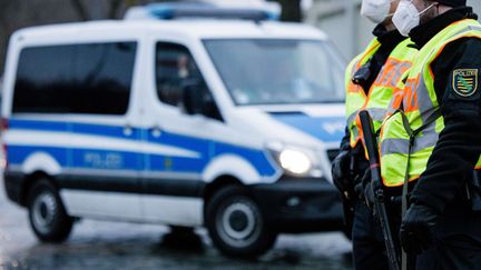 Des policiers à Dresde (Allemagne), le 28 janvier 2022. (JENS SCHLUETER / AFP)