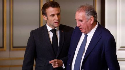 Le président de la République Emmanuel Macron et le leader du MoDem François Bayrou à l'Elysée, à Paris, le 12 décembre 2022 (GONZALO FUENTES / POOL / REUTERS POOL)