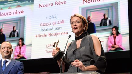 La cinéaste tunisienne Hinde Boujemaa et son Tanit d'or pour son film "Noura rêve" lors de la cérémonie de clôture de la 30e édition des Journées cinématographiques de Carthage, à Tunis, le 2 novembre 2019.&nbsp; (FETHI BELAID / AFP)