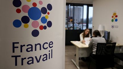 Deux personnes discutent dans une agence France Travail à Villejuif (Val-de-Marne), le 25 novembre 2024. (DELPHINE GOLDSZTEJN / LE PARISIEN / MAXPPP)