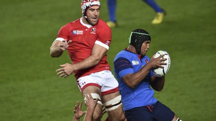 Le Fran&ccedil;ais Thierry Dusautoir et le Canadien Jamie Cudmore, lors de la rencontre France-Canada, jeudi 1er octobre 2015.&nbsp; (BERTRAND LANGLOIS / AFP)