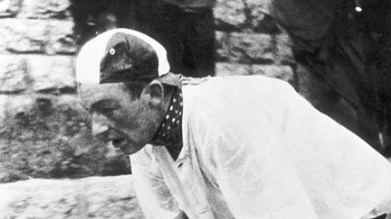 Maurice Garin sur la route de Paris dans la dernière étape du Tour de France, le 19 juillet 1903. (EFE / AFP)