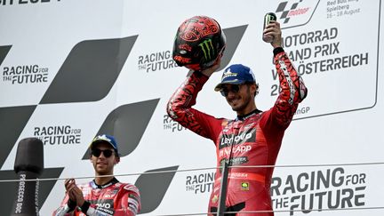 L'Italien Francesco Bagnaia après sa victoire en moto GP, lors du Grand Prix d'Autriche, le 18 août 2024. (JURE MAKOVEC / AFP)