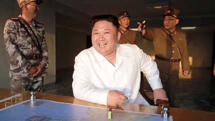 Photo non datée de Kim Jong-un, le dictateur nord-coréen, diffusée le 30 mai 2017 par l'agence officielle nord-coréenne. (KCNA VIA KNS / AFP)