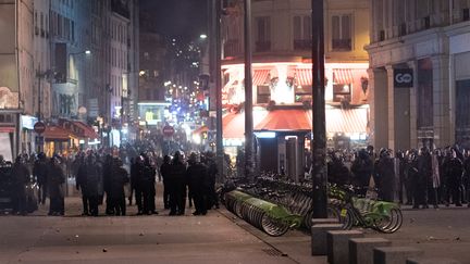 Un barrage de la police, non loin de la place de la République à Paris, le 21 mars 2023. (SAMUEL BOIVIN / NURPHOTO / AFP)