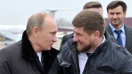 Vladimir Poutine accueilli par Ramzan Kadyrov à l'aéroport de Goudermes, en Tchétchénie, le 20 décembre 2011. (Aleksey Nikolskyi / RIA NOVOSTI)