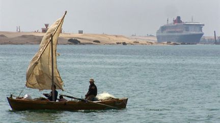 Le Queen Mary II dans le Canal de Suez: le tourisme et le Canal, deux sources de revenus pour l'Egypte (AFP/)