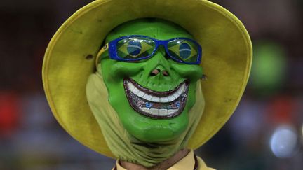 Un supporter du club de football br&eacute;silien Flumisense encourage son &eacute;quipe au stade Maracana &agrave; Rio de Janeiro (Br&eacute;sil), le 21 mai 2014. (HASSAN AMMAR / AP / SIPA)