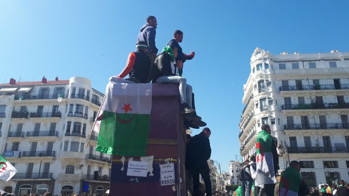 A Alger, une foule immense sature les rues du centre-ville sur plusieurs kilomètres, en ce premier jour de week-end, devenu jour de manifestations de masse depuis le 22 février. (KAHINA NAZIR / RADIO FRANCE)