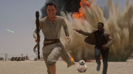 Rey, Finn et BB-8, dans "Star Wars VII : le Réveil de la Force". (WALT DISNEY PICTURES / LUCAS FILM)