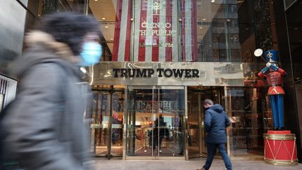 La Trump Tower, à New York (Etats-Unis), le 4 janvier 2022. (SPENCER PLATT / GETTY IMAGES NORTH AMERICA / AFP)