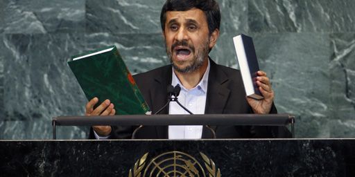 Mahmoud Ahmadinejeda, alors président de l'Iran, à l'Assemblée général de l'ONU à New York le 23-9-2010, montrant le Coran (à gauche) et la Bible (à droite).  (Reuters - Mike Segar)