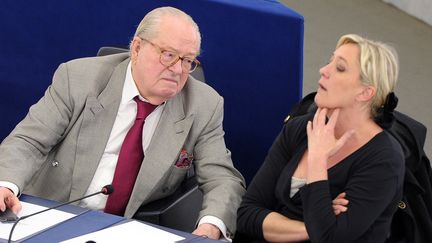 Jean-Marie Le Pen, pr&eacute;sident d'honneur du FN, &agrave; c&ocirc;t&eacute; de sa fille, Marine Le Pen, au Parlement europ&eacute;en, &agrave; Strasbourg (Bas-Rhin), le 13 jun 2013. (FREDERICK FLORIN / AFP)