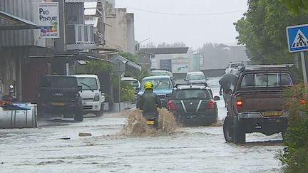 Les rues de Fare Ute en Polynésie française, inondées à la suite de pluies torrentielles, le 12 février 2024. (POLYNESIE LA 1ERE)