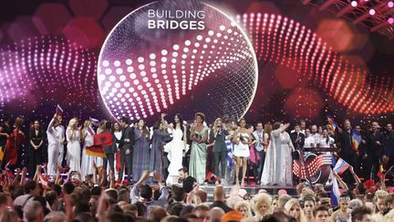 Conchita Wurst et les gagnants de la première demi-finale de l'Eurovision 2015, le 19 mai à Vienne
 (Dieter Nagl / AFP)