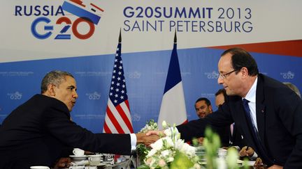 Le pr&eacute;sident am&eacute;ricain, Barack Obama (&agrave; gauche), et le pr&eacute;sident fran&ccedil;ais, Fran&ccedil;ois Hollande, lors du sommet du G20 &agrave; Saint-P&eacute;tersbourg (Russie), le 6 septembre 2013. (JEWEL SAMAD / AFP)