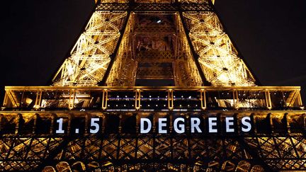 &nbsp; (La Tour Eiffel à Paris, pendant la COP21, avec l'un des objectifs de la conférence : limiter le réchauffement à 1,5 degré. © Chesnot/Getty Images)