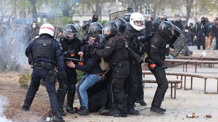 Des policiers de la Brav-M arrêtent un manifestant, le 28 mars 2023 à Paris. (ARNAUD JOURNOIS / MAXPPP)