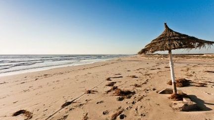 Plage tunisienne déserte. Le tourisme est en berne dans le pays. (AFP)