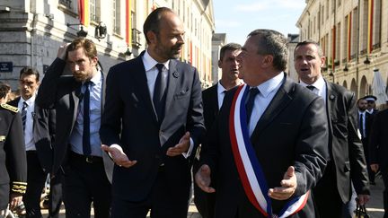 Le maire d'Orléans Olivier Carré (à droite) accueille le Premier ministre Edouard Philippe le 8 mai 2018 (PASCAL PROUST / MAXPPP)