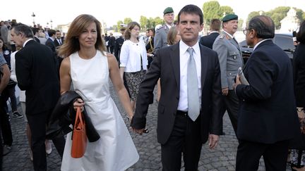 Manuel Valls et son &eacute;pouse Anne Gravoin&nbsp;le 14 juillet 2013,&nbsp;sur la place de la Concorde, &agrave; Paris.&nbsp; (MARTIN BUREAU / AFP)