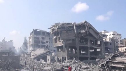 Israël a mis en place un état de siège à Gaza. La population, qui subit toujours des bombardements, est contrainte de fuir. (Franceinfo)