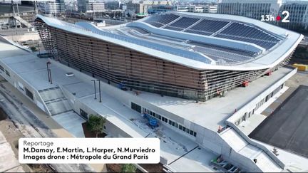 Alors qu'Emmanuel Macron a inauguré jeudi 4 avril la toute nouvelle piscine olympique, les équipes de France Télévisions ont suivi l'équipe de plongeon qui a déjà commencé à s'entraîner dans ce lieu construit spécialement pour les Jeux de Paris 2024.