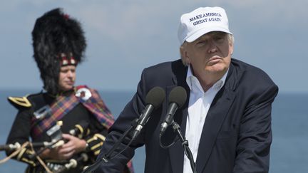 Donald Trump prononce un discours lors de l'inauguration d'un de ses&nbsp;golfs, le 24 juin 2016, à Turnberry (Royaume-Uni). (OLI SCARFF / AFP)