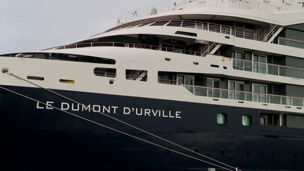 Un bateau de croisière à quai dans le port de Caen.&nbsp; (FRANCEINFO)