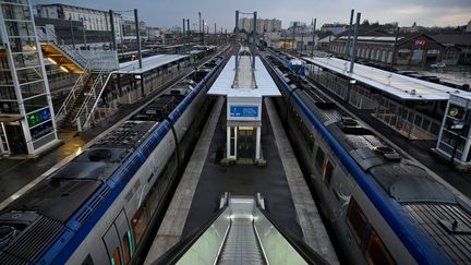 Des TER sont à quai en gare de Rennes (Ille-et-Vilaine), le 9 décembre 2019. (DAMIEN MEYER / AFP)