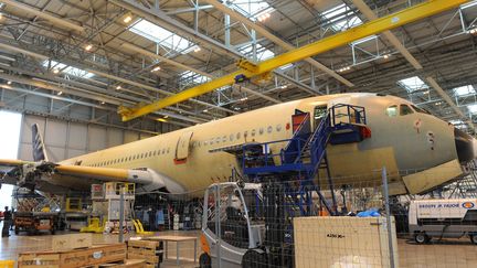 Un A350 en construction sur le site Airbus de Toulouse-Blagnac (Haute-Garonne). (MICHEL LABONNE / MAXPPP / RADIO FRANCE)