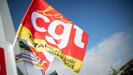 Des drapeaux du syndicat de la CGT flottent à la raffinerie de Gravenchon (Seine-Maritime), (photo d'illustration),le 5 octobre 2022.&nbsp; (LOU BENOIST / AFP)