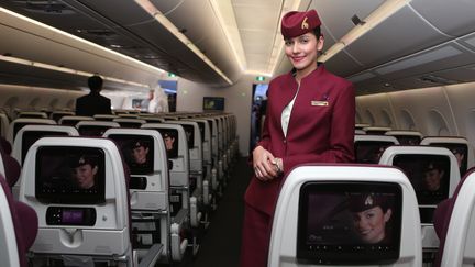 Une h&ocirc;tesse de l'air de Qatar Airways, le 7 janvier 2015, &agrave; l'a&eacute;roport de Doha au Qatar. (KARIM JAAFAR / AL-WATAN DOHA / AFP)